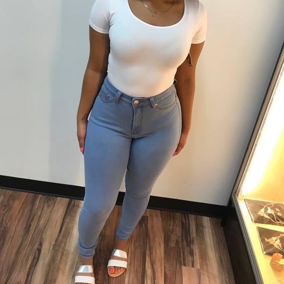 βΌοΈ Solid Highwaist Light Wash Stretch Denim Jean - Picture 2 of 8